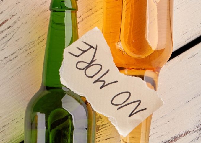 Butelki po alkoholu z napisem nigdy więcej jako symbol wyjścia z alkoholizmu