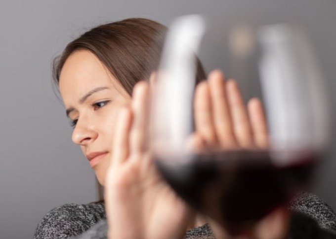 Kobieta odmawia wypicia alkoholu na początku leczenia alkoholizmu