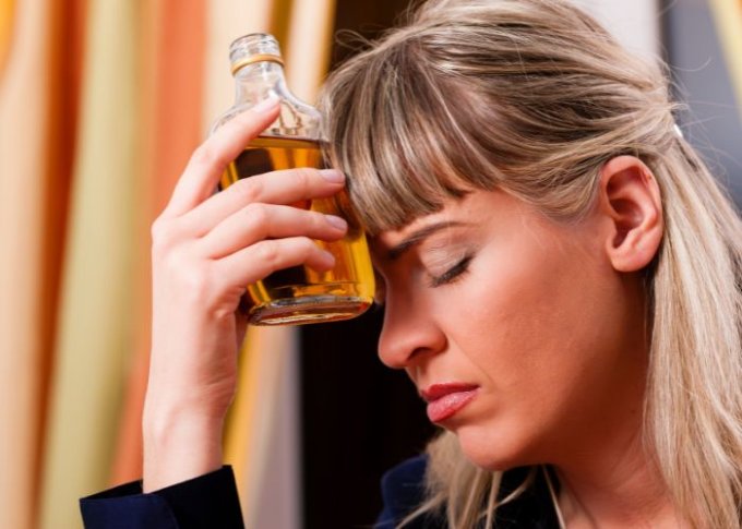 Kobieta zaniedbuje swoje obowiązki przez swoją chorobę alkoholową