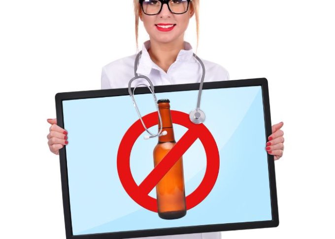 Lekarka pokazująca swoim pacjentom informacje na temat szkodliwości picia alkoholu